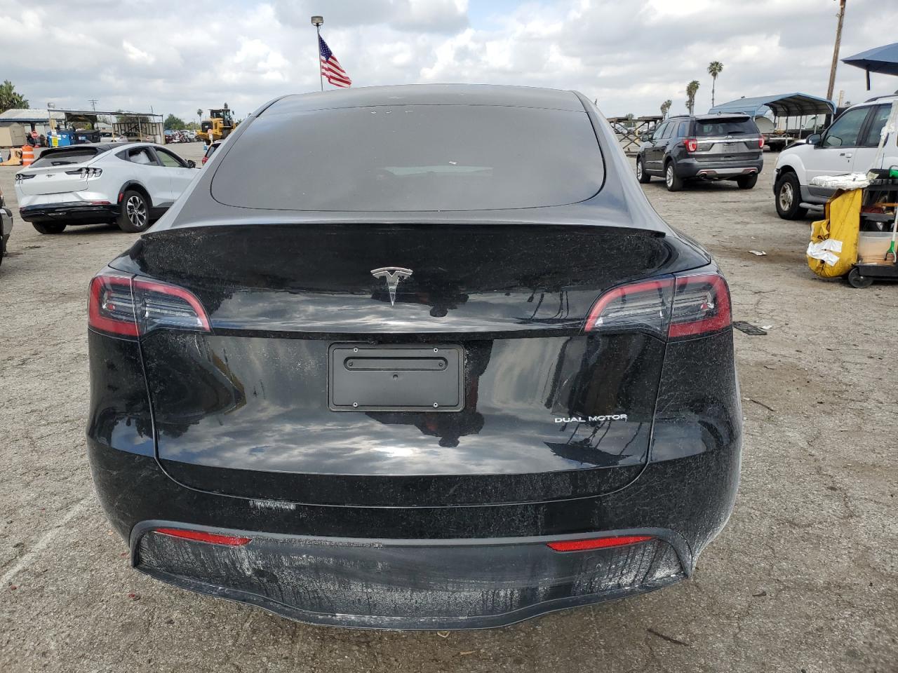 7SAYGDEE8PA028098 - 2023 Tesla model y