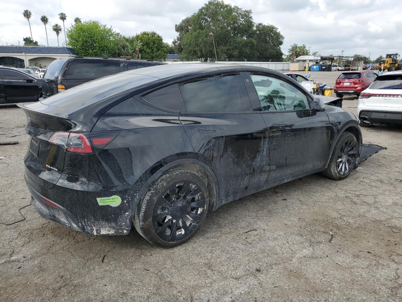 7SAYGDEE8PA028098 - 2023 Tesla model y
